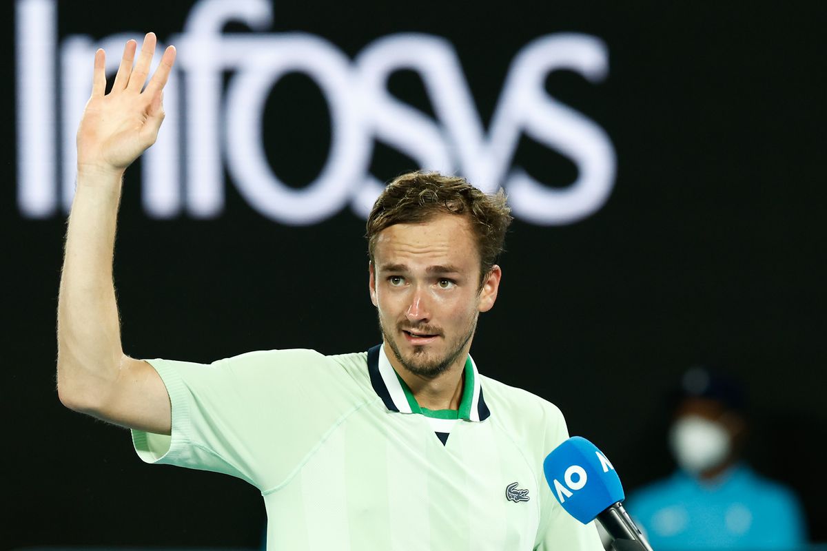 Daniil Medvedev e în semifinalele Australian Open, după 0-2 la seturi și peste 4 ore de luptă » Derapaj în setul 4: „Cât de prost să fie? Idiotul!”