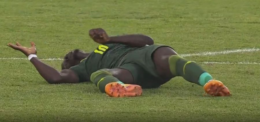 Șocanta Africa! Mane a leșinat pe teren, apoi a marcat golul decisiv și a ajuns la spital direct de la stadion: „Se învârtea totul în jurul lui”