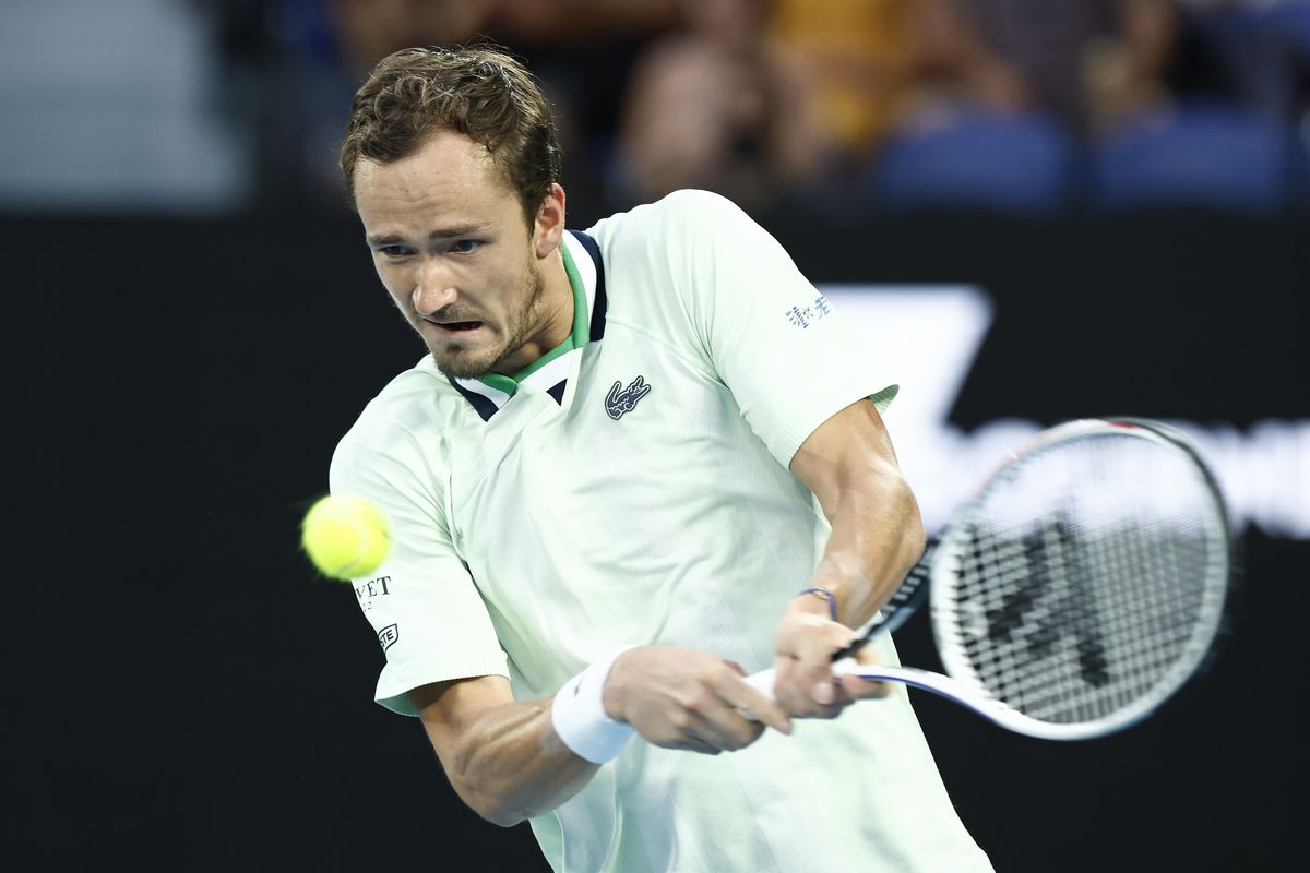 Daniil Medvedev e în semifinalele Australian Open, după 0-2 la seturi și peste 4 ore de luptă » Derapaj în setul 4: „Cât de prost să fie? Idiotul!”