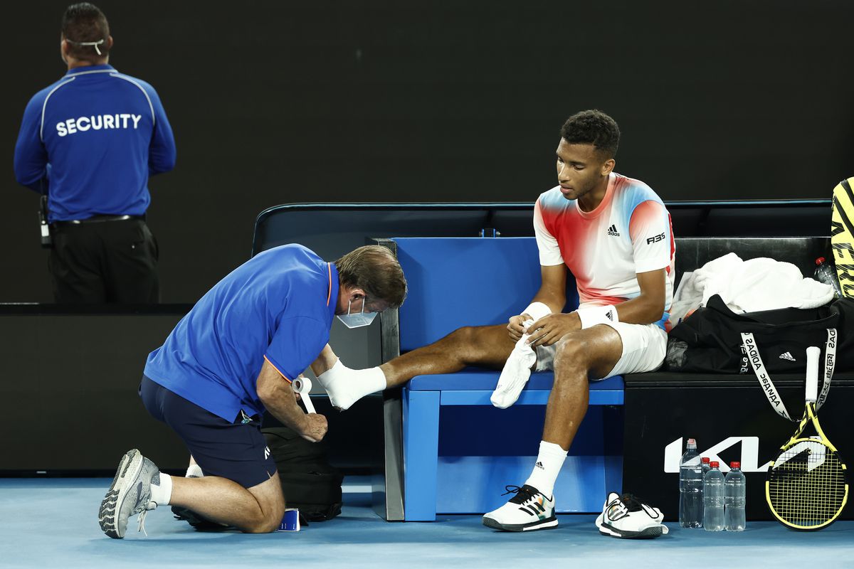 Daniil Medvedev e în semifinalele Australian Open, după 0-2 la seturi și peste 4 ore de luptă » Derapaj în setul 4: „Cât de prost să fie? Idiotul!”