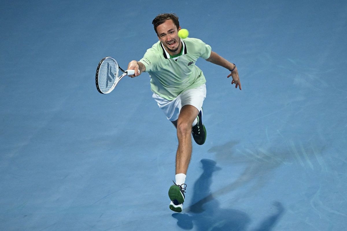 Daniil Medvedev e în semifinalele Australian Open, după 0-2 la seturi și peste 4 ore de luptă » Derapaj în setul 4: „Cât de prost să fie? Idiotul!”
