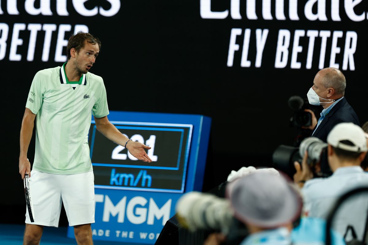 Daniil Medvedev e în semifinalele Australian Open, după 0-2 la seturi și peste 4 ore de luptă » Derapaj în setul 4: „Cât de prost să fie? Idiotul!”