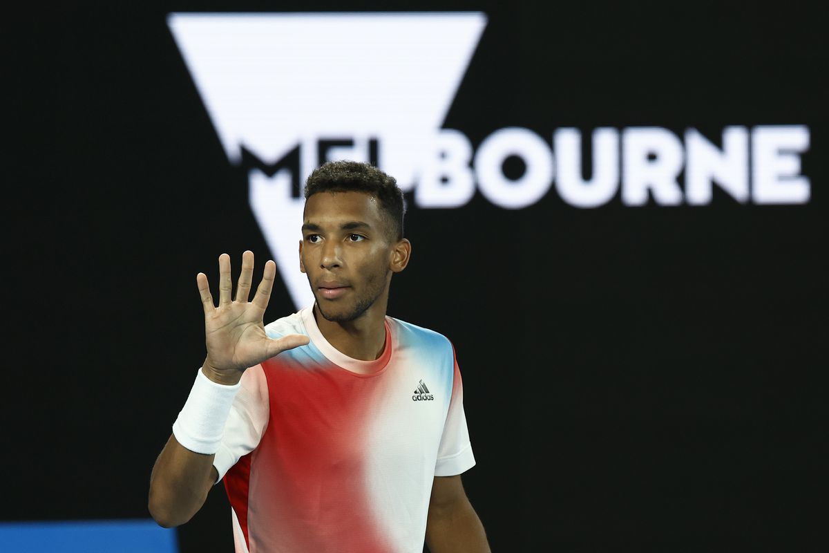 Daniil Medvedev e în semifinalele Australian Open, după 0-2 la seturi și peste 4 ore de luptă » Derapaj în setul 4: „Cât de prost să fie? Idiotul!”