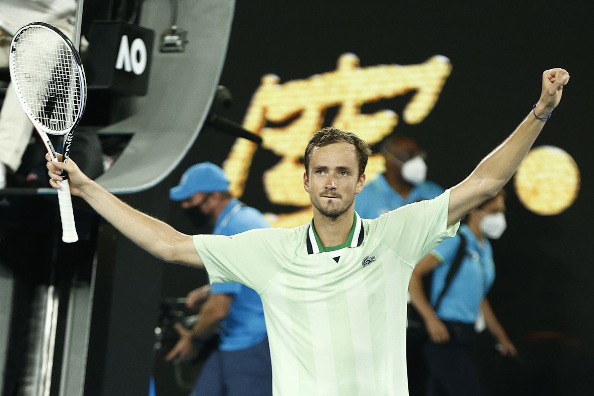 Daniil Medvedev e în semifinalele Australian Open, după 0-2 la seturi și peste 4 ore de luptă » Derapaj în setul 4: „Cât de prost să fie? Idiotul!”