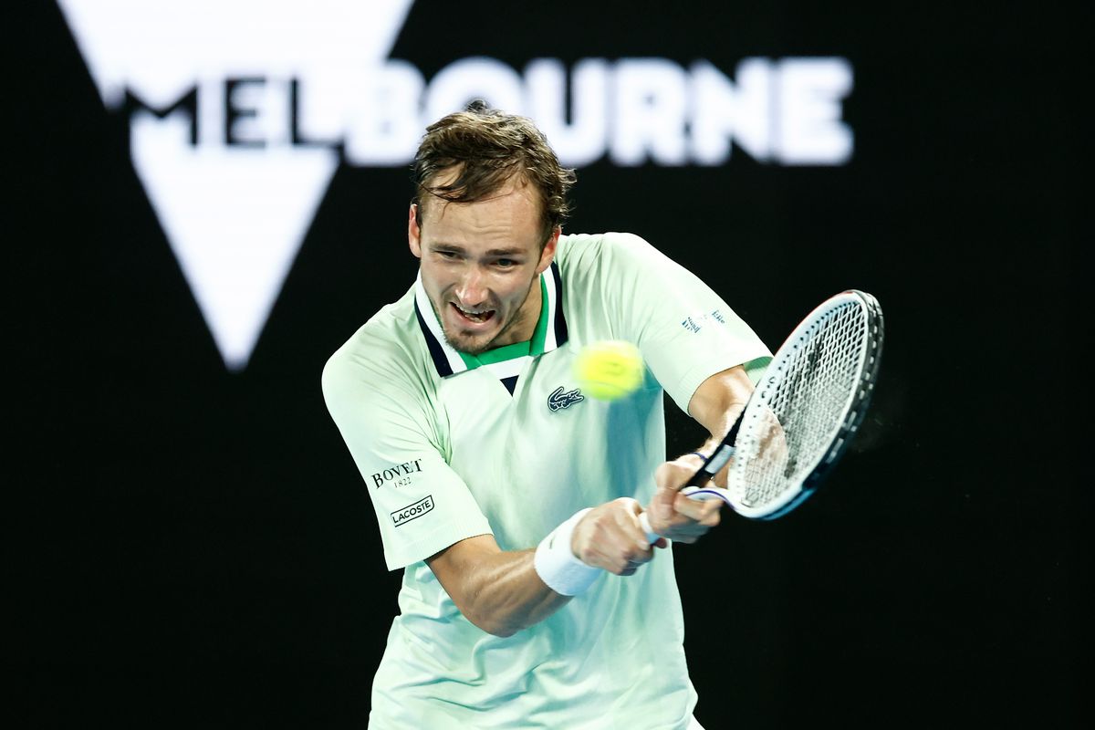 Daniil Medvedev e în semifinalele Australian Open, după 0-2 la seturi și peste 4 ore de luptă » Derapaj în setul 4: „Cât de prost să fie? Idiotul!”