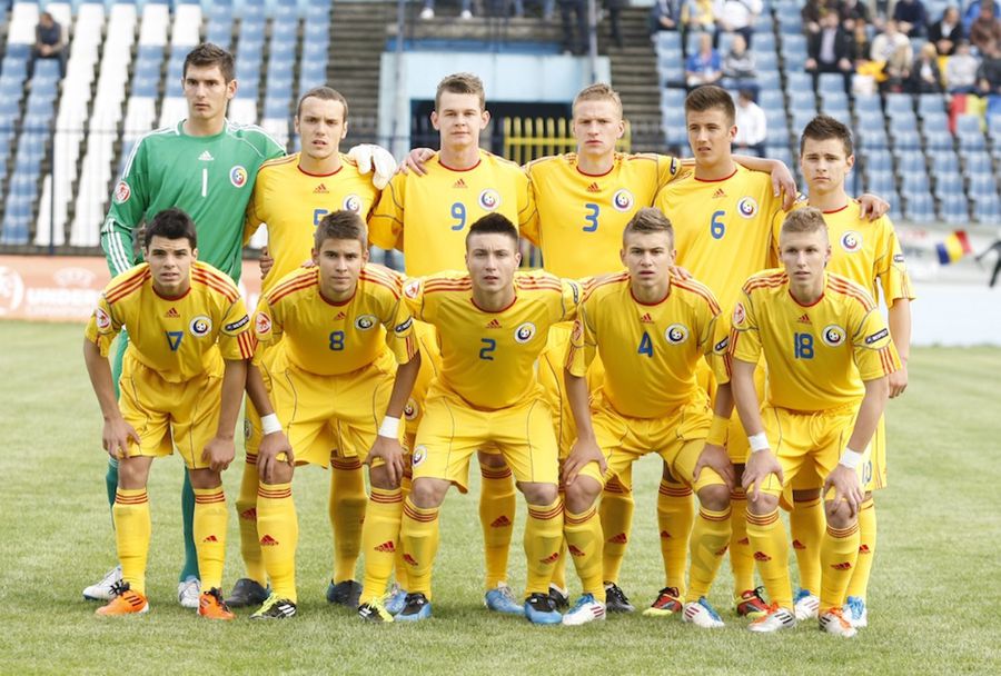 Mai 2011. România debutează cu Cehia la Euro U-17. Sus: Brănescu, Puțanu, Himcinschi, Schuller, Vaștag, Bumba. Jos: Ioan Petrescu, Țîru, Mișu, Mitache, Iulian Roșu Realitatea dură din fotbal: copil-minune, abandonat după accidentare » „Eram în cârje. Dinamo mi-a tăiat salariul, Giovanni mi-a zis să părăsesc apartamentul. Am devenit depresiv”