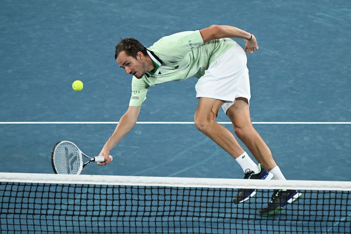 Daniil Medvedev e în semifinalele Australian Open, după 0-2 la seturi și peste 4 ore de luptă » Derapaj în setul 4: „Cât de prost să fie? Idiotul!”