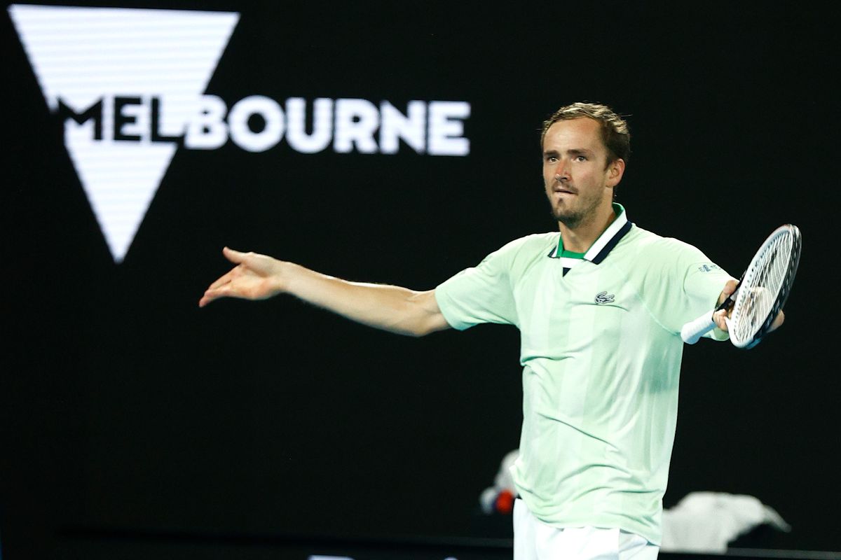 Daniil Medvedev e în semifinalele Australian Open, după 0-2 la seturi și peste 4 ore de luptă » Derapaj în setul 4: „Cât de prost să fie? Idiotul!”