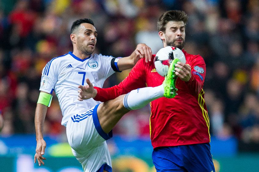 Eran Zahavi, în duel cu Pique / FOTO: GettyImages