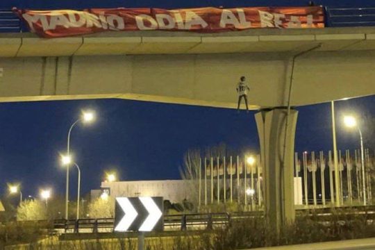 Ultrașii lui Atletico a atârnat o păpușă gonflabilă cu tricoul lui Vinicius de un pod aflat lângă baza de pregătire a Realului