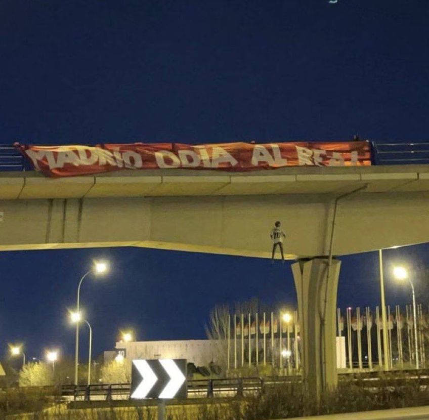 Ultrașii lui Atletico a atârnat o păpușă gonflabilă cu tricoul lui Vinicius de un pod aflat lângă baza de pregătire a Realului