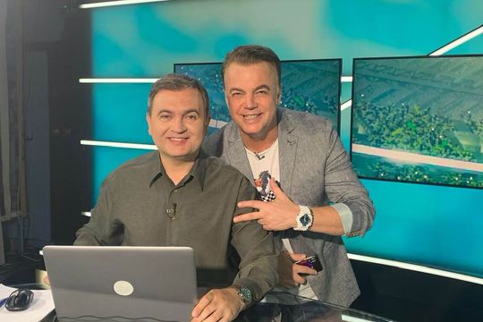 Mihai Mironică, într-o emisiune în care l-a avut invitat pe artistul Adrian Enache  / FOTO: Facebook @mihai.mironica.7