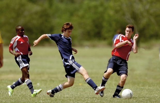 Alege ghete fotbal sintetic pentru meciuri jucate în siguranță