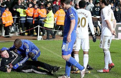 Lovit în 2013 de fostul star al lui Chelsea, a ajuns acum milionar. Povestea copilului de mingi englez