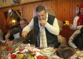 „Pune-i, bă, lu' ăla niște mămăligă, nu vezi că-i place!” » Dezvăluire senzațională cu Gigi Becali la un dineu oficial al FCSB: „Sânge, sudoare și lacrimi”