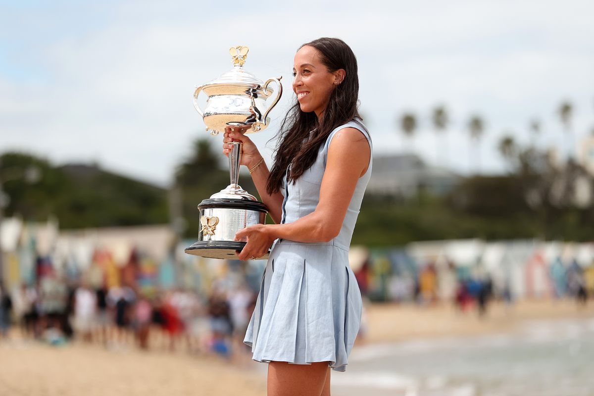 Madison Keys, ședință foto pe plajă cu trofeul de la Australian Open