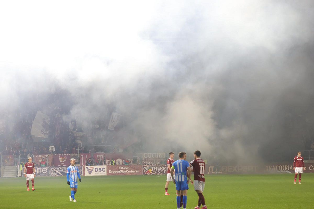 Materiale pirotehnice aruncate pe teren la Rapid - Universitatea Craiova