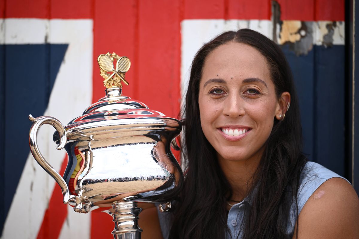 Madison Keys, ședință foto pe plajă cu trofeul de la Australian Open
