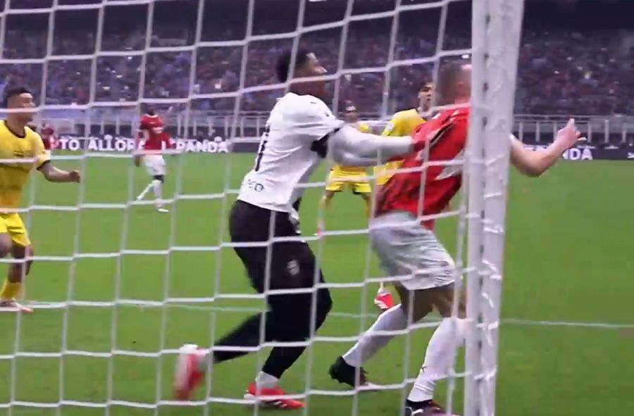 Zion Suzuki (aici făcând un fault de penalty în ultimul meci de pe San Siro cu Milan) a făcut un meci bun contra rossonerilor în ultima etapă la 2-2-ul scos de Parma / Foto: Imago Derby della Madonnina se joacă și în mercato! » Interul lui Cristi Chivu și AC Milan curtează același jucător