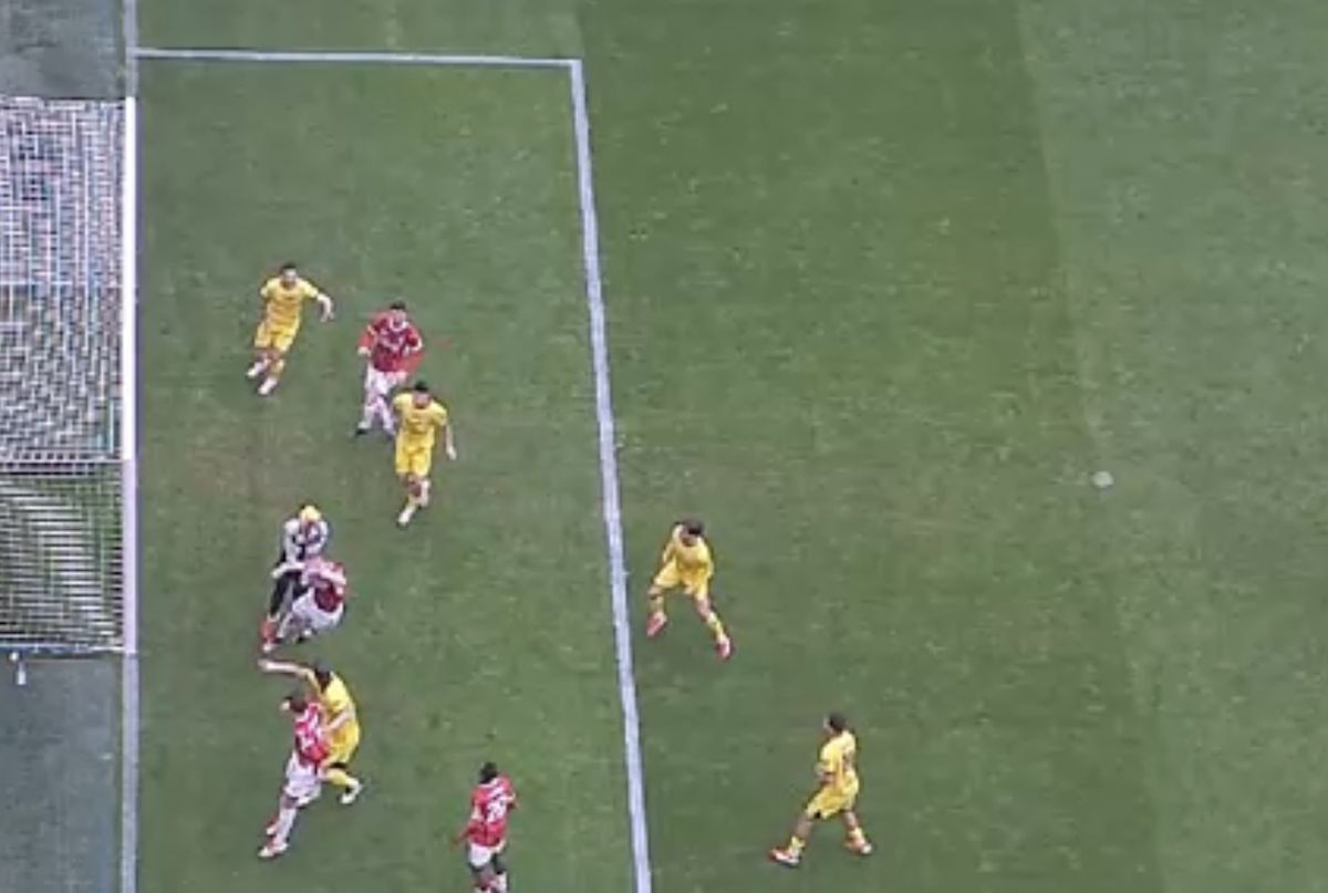 Faultul comis de Suzuki în AC Milan - Parma