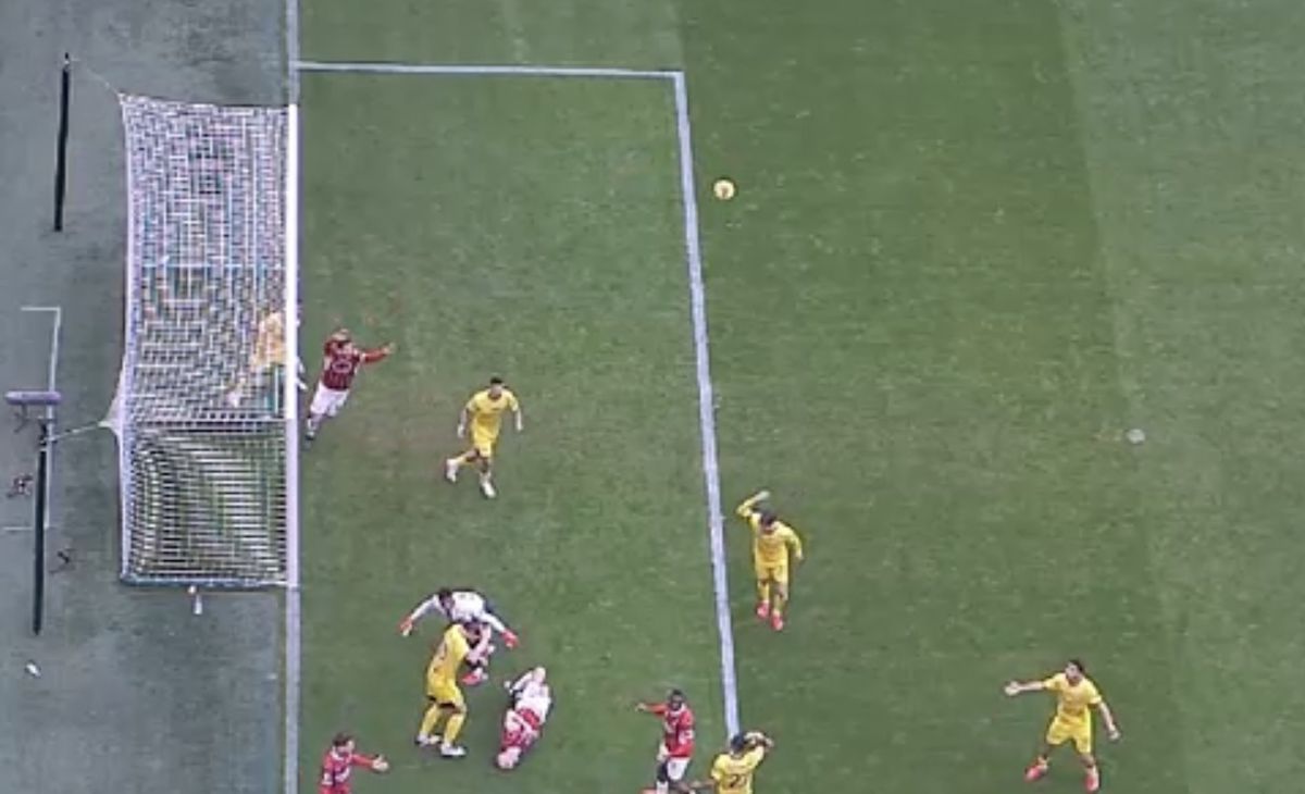 Gafă ca în curtea școlii în AC Milan - Parma » Cum a provocat portarul Suzuki un penalty