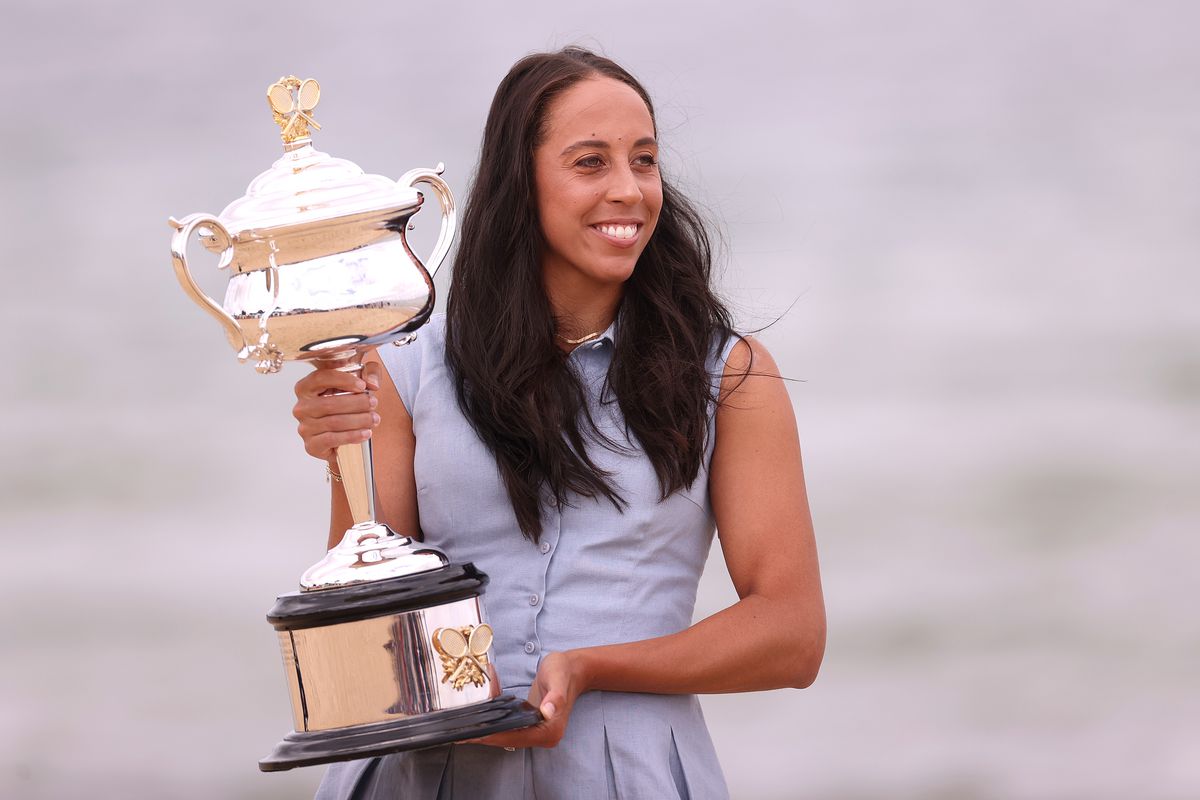Madison Keys, ședință foto pe plajă cu trofeul de la Australian Open