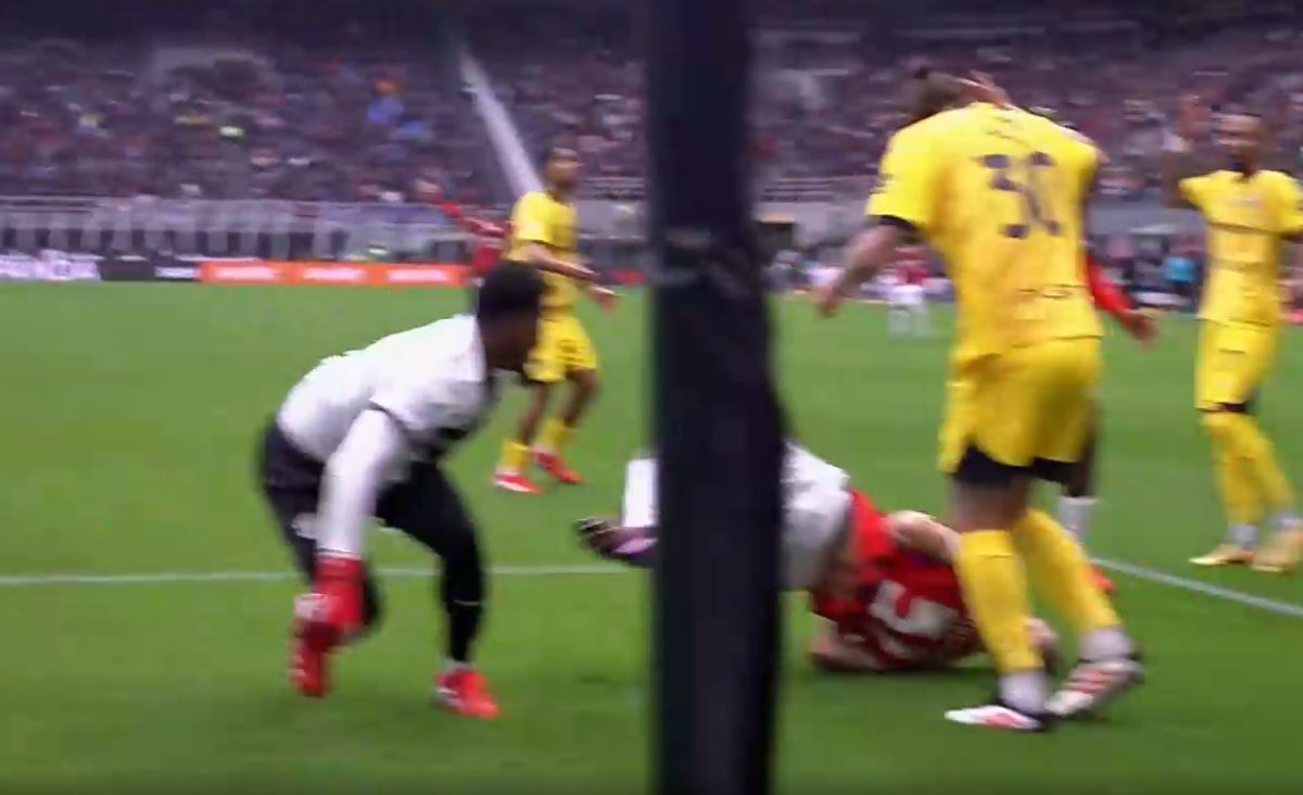 Faultul comis de Suzuki în AC Milan - Parma