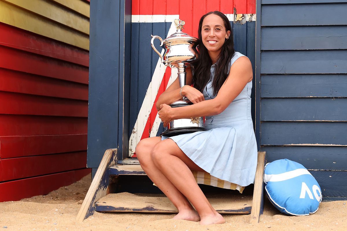 Madison Keys, ședință foto pe plajă cu trofeul de la Australian Open