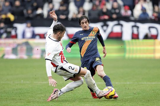 Andrei Rațiu, în duel cu Bryan Gil // foto: Imago Images