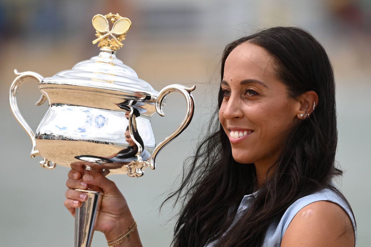 Madison Keys, ședință foto pe plajă cu trofeul de la Australian Open