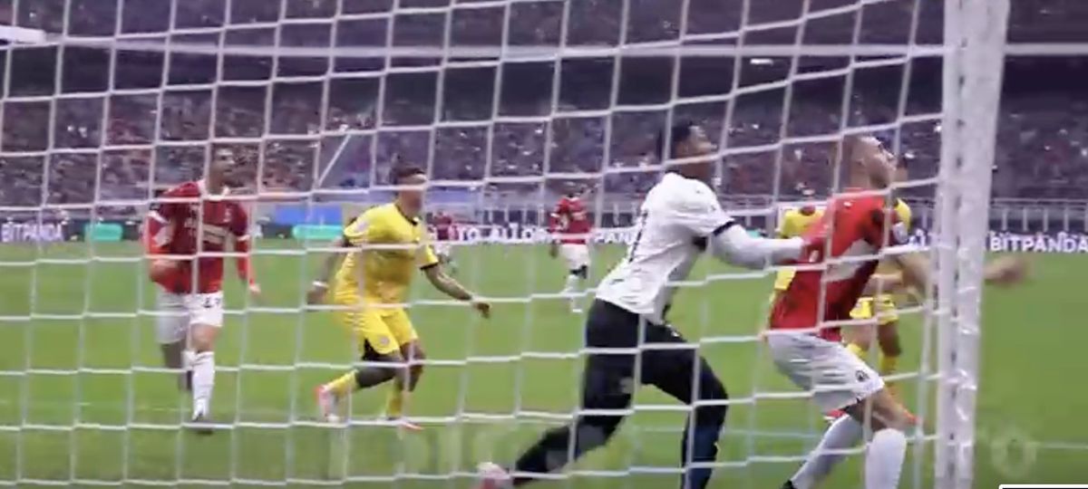 Gafă ca în curtea școlii în AC Milan - Parma » Cum a provocat portarul Suzuki un penalty
