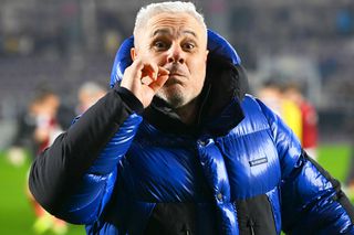 Pe cine a adus Șumudică în fața rapidiștilor la pauza meciului cu Universitatea Craiova: „Jucați pentru acest băiat!”