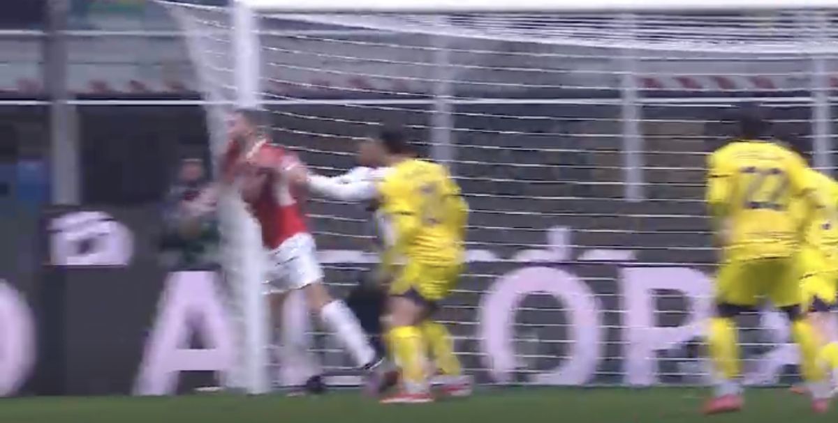 Gafă ca în curtea școlii în AC Milan - Parma » Cum a provocat portarul Suzuki un penalty