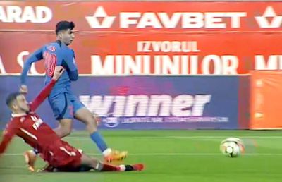 Penalty inventat pentru FCSB cu UTA! Expertul în arbitraj: „O rușine! Contact normal, întâmplător”