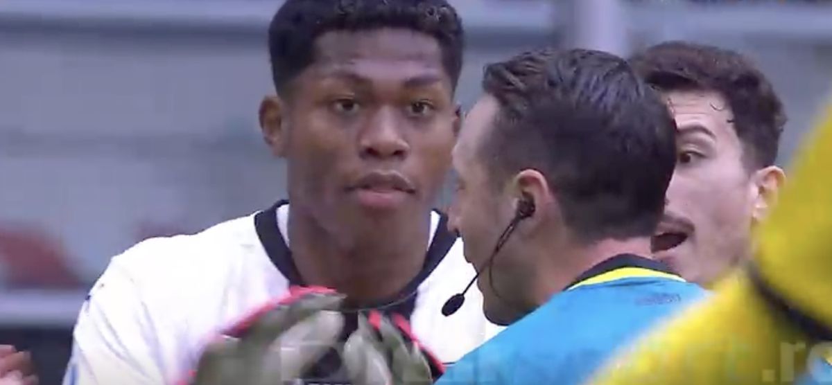 Faultul comis de Suzuki în AC Milan - Parma