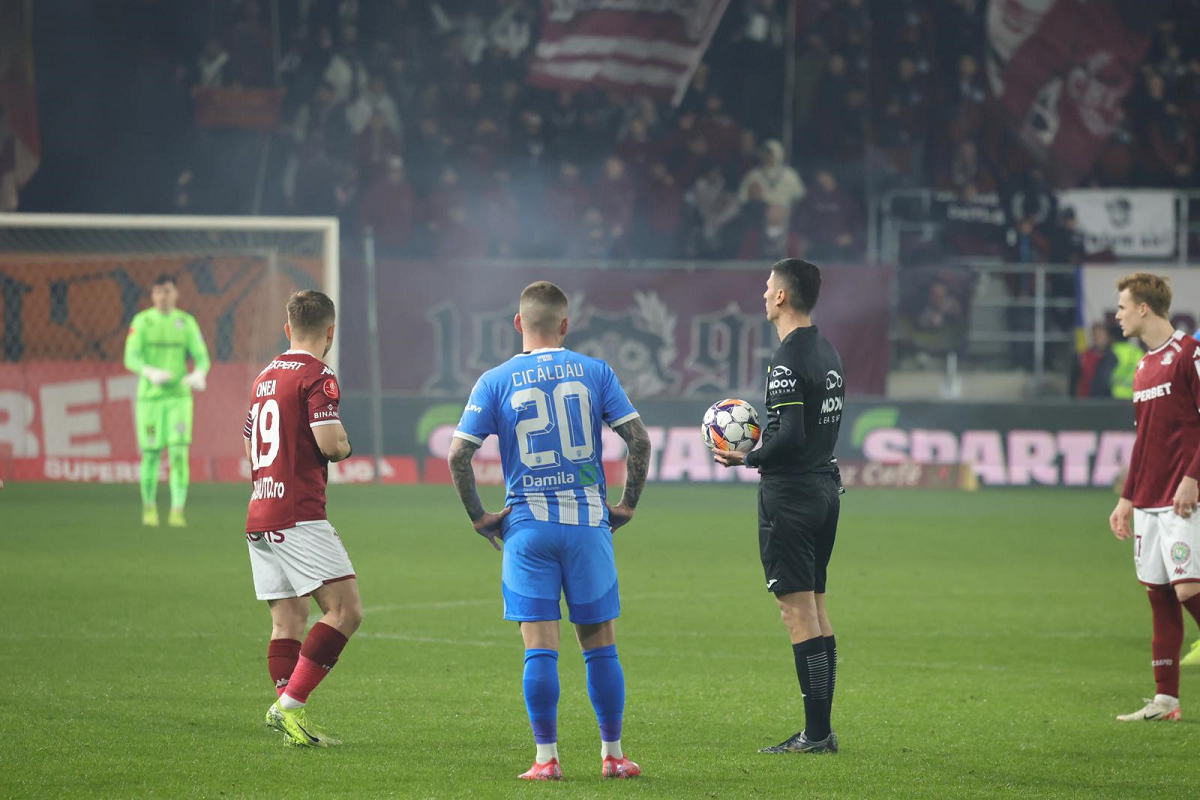 Materiale pirotehnice aruncate pe teren la Rapid - Universitatea Craiova