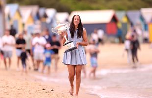 Madison Keys, ședință foto pe plajă cu trofeul de la Australian Open