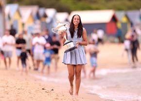 Madison Keys, ședință foto pe plajă cu trofeul de la Australian Open