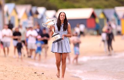 Madison Keys, ședință foto pe plajă cu trofeul de la Australian Open