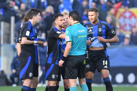 Mijlocașul Marius Marin (26 de ani), într-o confruntare cu arbitrul