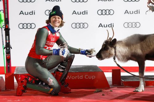 Lucas Pinheiro Braathen sărbătorind victoria de la Levi în Cupa Mondială Foto: Guliver/GettyImages