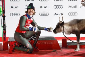 Poate face istorie la Jocurile Olimpice de la Milano Cortina » Cine este exuberantul schior care a sărbătorit podiumul dansând samba