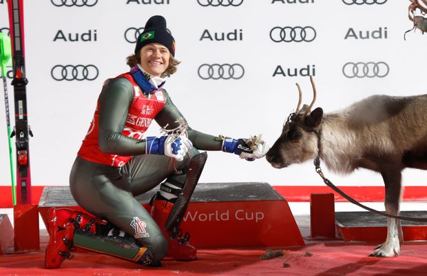 Poate face istorie la Jocurile Olimpice de la Milano Cortina » Cine este exuberantul schior care a sărbătorit podiumul dansând samba