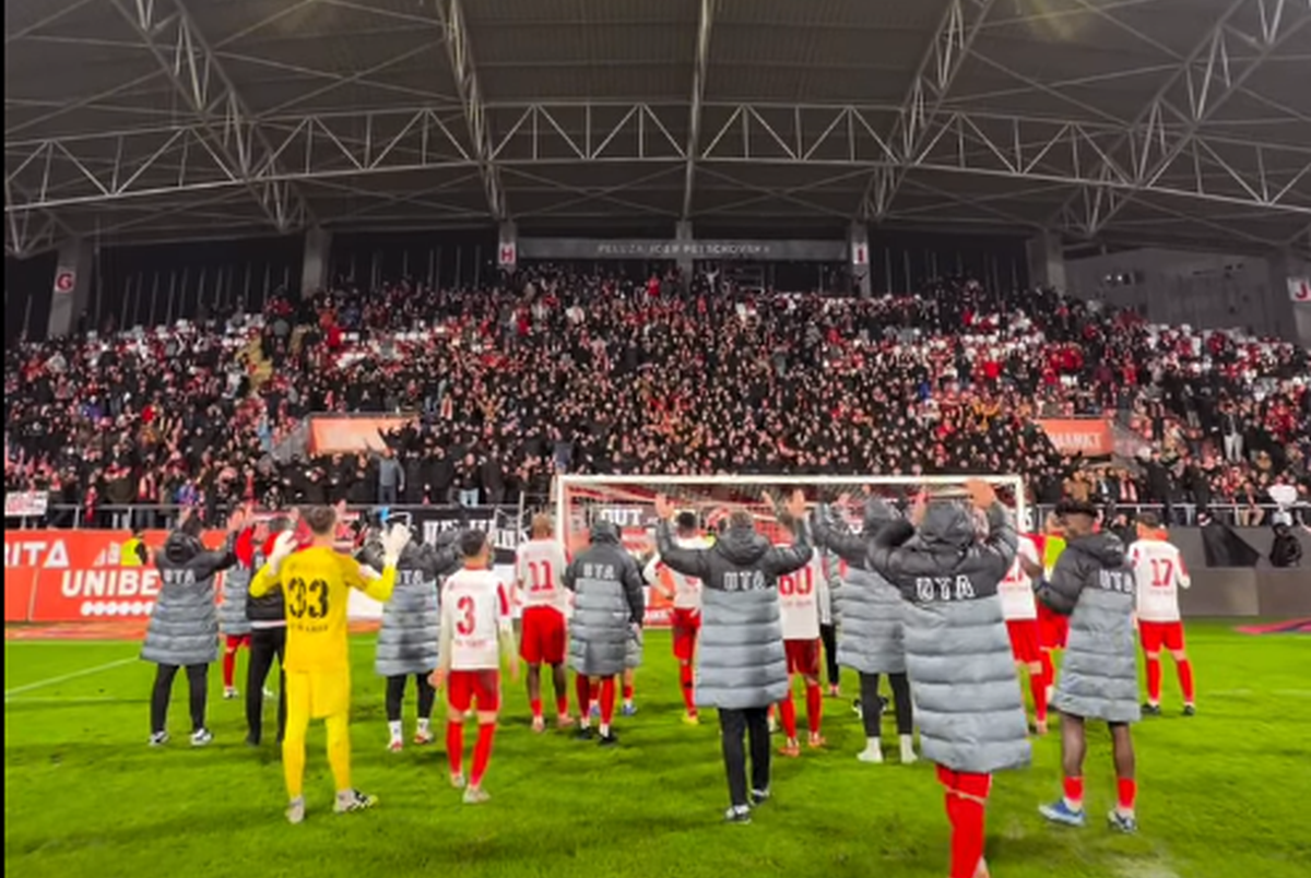 Duelul galeriilor la UTA - Rapid! Toate mesajele afișate: derapaje rasiste și jigniri în masă