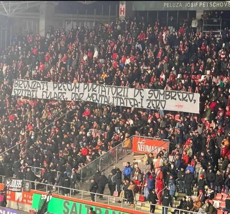 Derapaj rasist al suporterilor arădeni la adresa Rapidului // FOTO: Facebook @Ultras Romania 1918