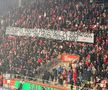 Derapaj rasist al suporterilor arădeni la adresa Rapidului // FOTO: Facebook @Ultras Romania 1918