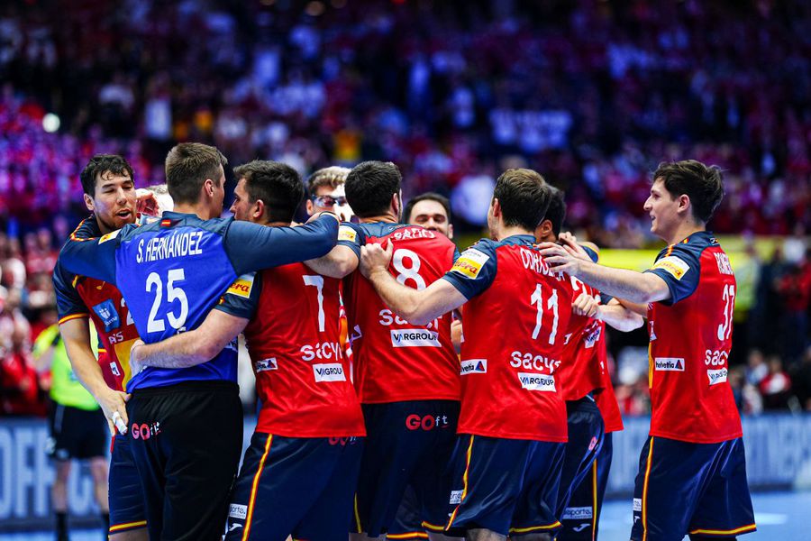 Jucătorii Spaniei sărbătorind victoria în fața Franței la EURO 2026 Foto: Imago Images Zvâcnet de orgoliu la Campionatul European masculin de handbal » Spania bate Franța și îi încurcă socotelile pentru semifinale!