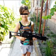 M.D., minorul acuzat de omor în cazul crimei din Cenei, fotografiat alături de o armă de jucărie