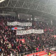 Derapaj rasist al suporterilor arădeni la adresa Rapidului // FOTO: Facebook @Ultras Romania 1918