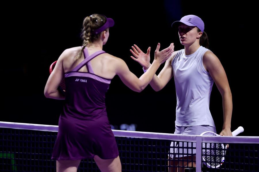 Elena Rybakina și Iga Swiatek după meciul de la WTA Finals 2025 Foto: Guliver/GettyImages Elena Rybakina, calificată în „sferturi” la Australian Open, și legătura neștiută cu țara de la Antipozi + duel cu Iga Swiatek
